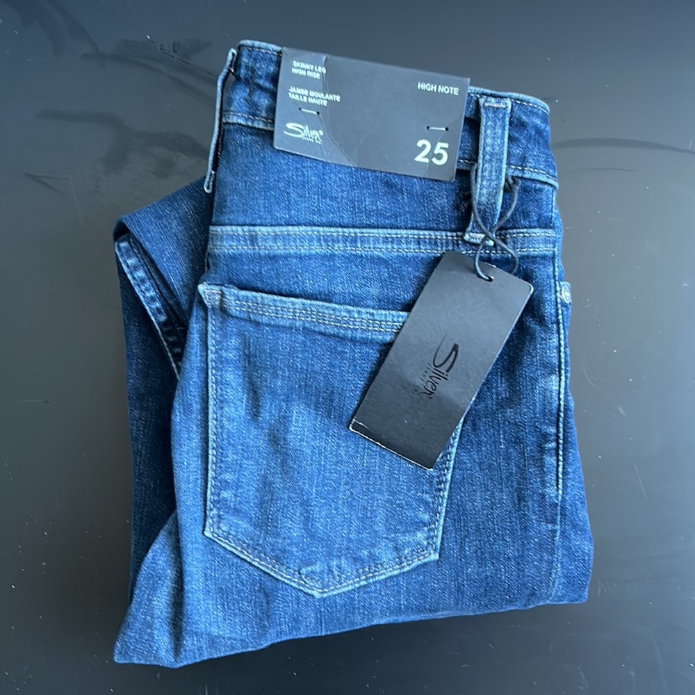 Skinny Silver Jeans NWT Size 25 .
